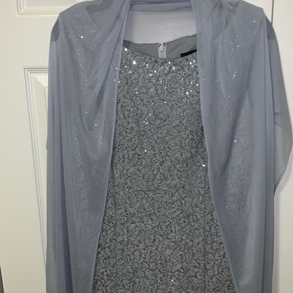 Formal dress - Picture 3 of 6